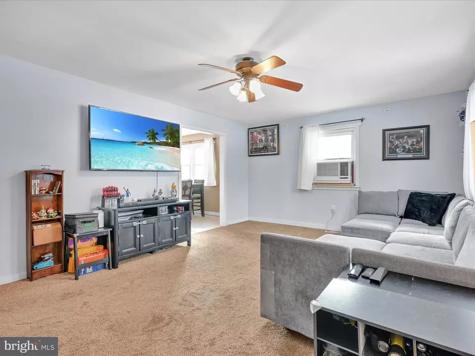 Living - 21 Golf View Dr, Quarryville, PA 17566 photo 3 of 5