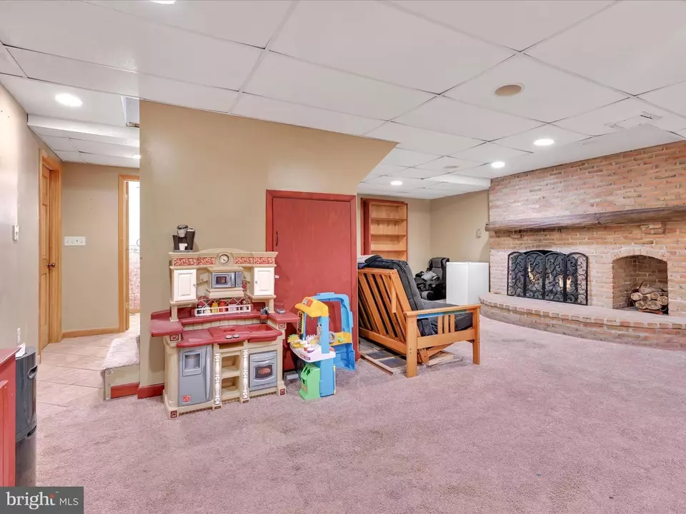 Living - 21 Golf View Dr, Quarryville, PA 17566 photo 4 of 5