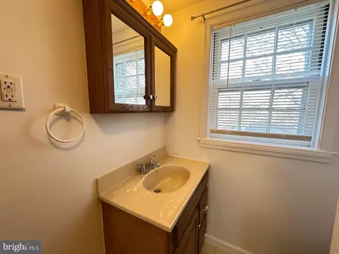 Bath - 315 Prospect St, Lancaster, PA 17603 photo 2 of 3