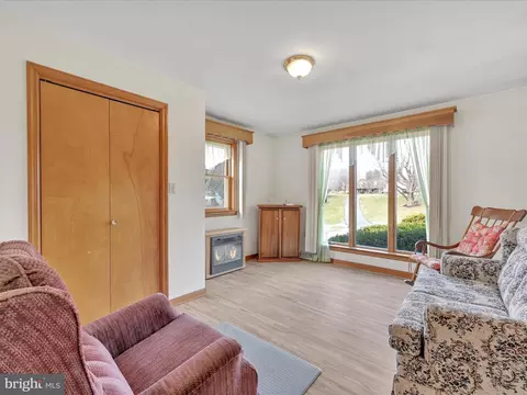 Living - 10 Farm Ln, Lititz, PA 17543 photo 5 of 5