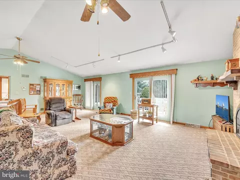Living - 10 Farm Ln, Lititz, PA 17543 photo 2 of 5
