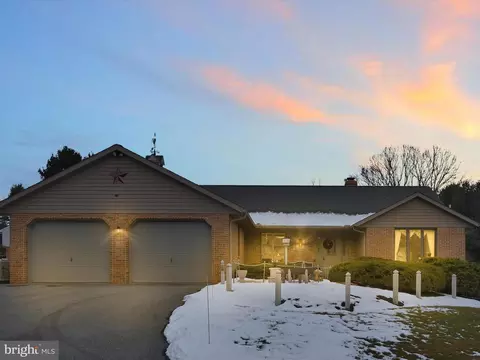 Exterior - 10 Farm Ln, Lititz, PA 17543 photo 2 of 9