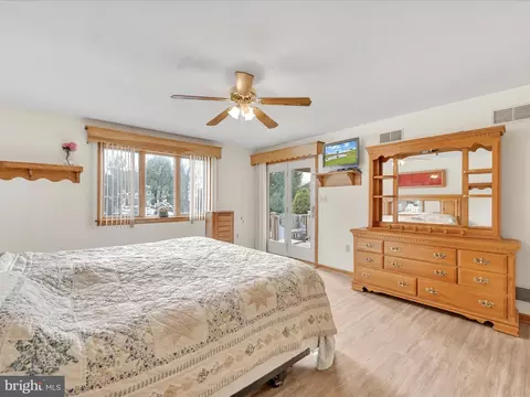 Bedroom - 10 Farm Ln, Lititz, PA 17543 photo 3 of 6