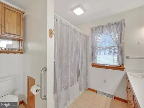 Bath - 10 Farm Ln, Lititz, PA 17543 photo 3 of 3
