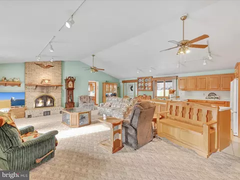 Living - 10 Farm Ln, Lititz, PA 17543 photo 3 of 5