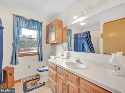 Bath - 10 Farm Ln, Lititz, PA 17543 photo 1 of 3