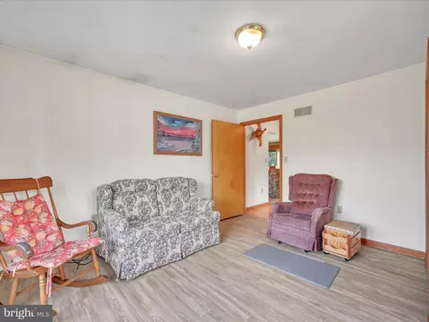 Living - 10 Farm Ln, Lititz, PA 17543 photo 4 of 5