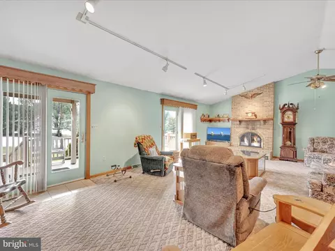 Living - 10 Farm Ln, Lititz, PA 17543 photo 1 of 5