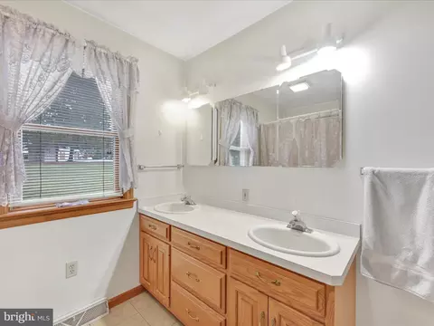 Bath - 10 Farm Ln, Lititz, PA 17543 photo 2 of 3
