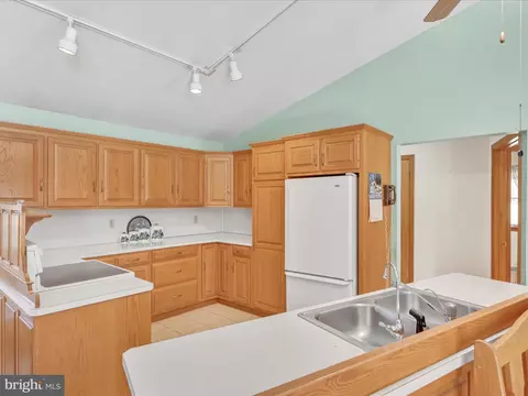 Kitchen - 10 Farm Ln, Lititz, PA 17543 photo 3 of 4