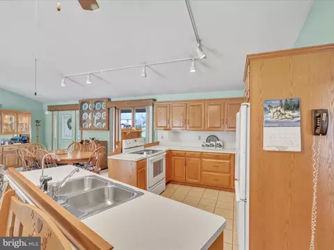 Kitchen - 10 Farm Ln, Lititz, PA 17543 photo 4 of 4