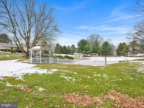 Exterior - 10 Farm Ln, Lititz, PA 17543 photo 6 of 9