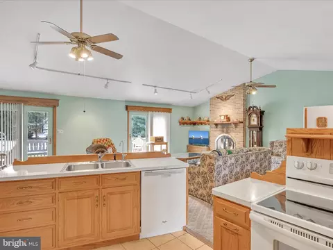 Kitchen - 10 Farm Ln, Lititz, PA 17543 photo 2 of 4