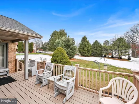 Exterior - 10 Farm Ln, Lititz, PA 17543 photo 4 of 9