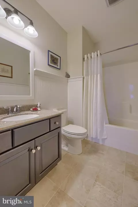 Bath - 364 Pin Oak Dr, Lititz, PA 17543 photo 3 of 3