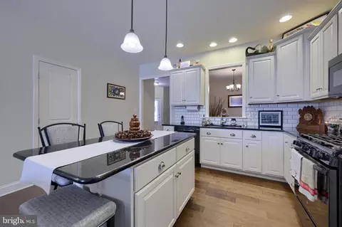 Kitchen - 364 Pin Oak Dr, Lititz, PA 17543 photo 2 of 3