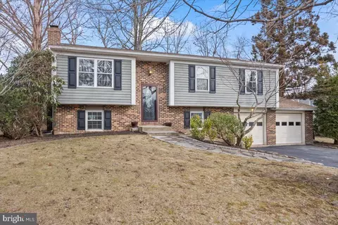 465 Amesbury Rd, Lancaster, PA 17601