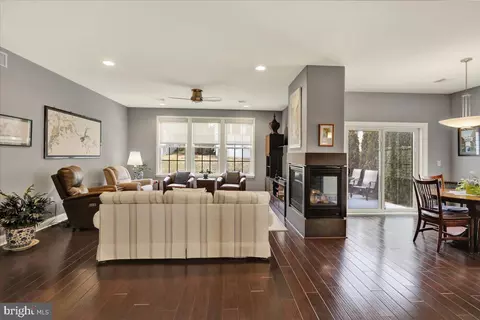 Living - 1071 Presidents Dr, Lititz, PA 17543 photo 2 of 2