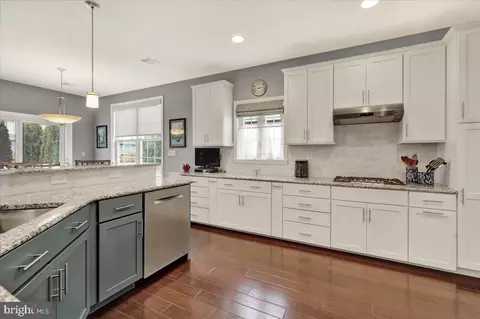 Kitchen - 1071 Presidents Dr, Lititz, PA 17543 photo 3 of 6
