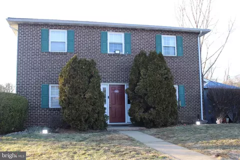 1362 Blue Jay Dr, Lancaster, PA 17601