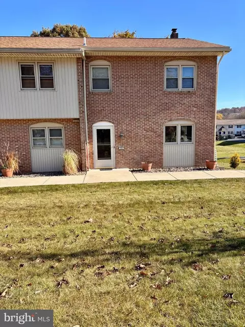 33 Fulton St, Akron, PA 17501