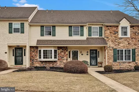 120 Oak Knoll Cir, Millersville, PA 17551
