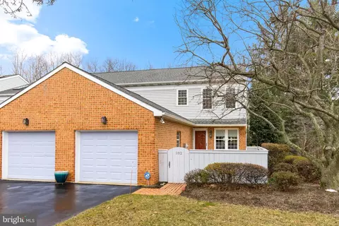 182 Treetops Dr, Lancaster, PA 17601