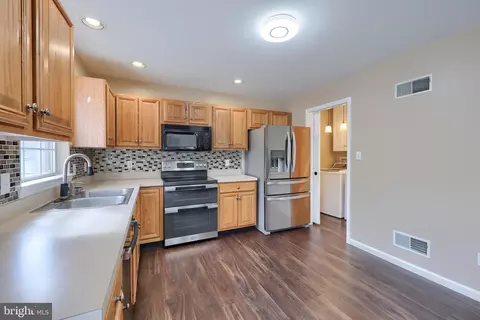 Kitchen - 401 Crosswinds Dr, Lititz, PA 17543 photo 2 of 4