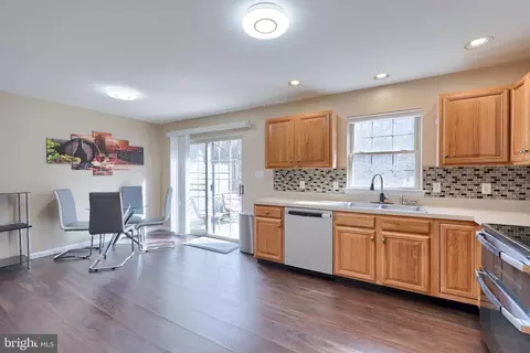 Kitchen - 401 Crosswinds Dr, Lititz, PA 17543 photo 3 of 4