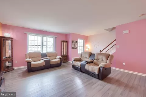 Living - 401 Crosswinds Dr, Lititz, PA 17543 photo 1 of 2