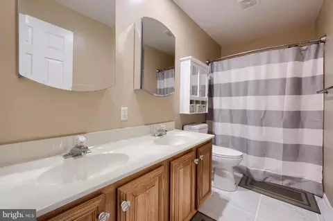 Bath - 401 Crosswinds Dr, Lititz, PA 17543 photo 2 of 4
