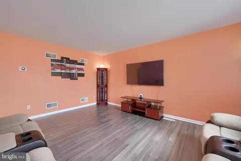 Living - 401 Crosswinds Dr, Lititz, PA 17543 photo 2 of 2