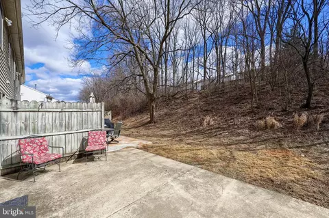 Exterior - 401 Crosswinds Dr, Lititz, PA 17543 photo 2 of 3