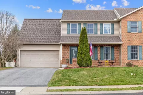 17 Pebble Creek Dr, Lititz, PA 17543