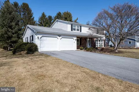 17 Buttonwood Dr, Lititz, PA 17543 photo 3