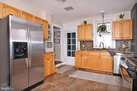 27 E Lincoln Ave, Lititz, PA 17543 photo 4