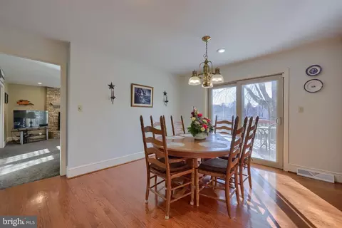 Dining - 128 Hammersmith Ln, Lititz, PA 17543 photo 6 of 8