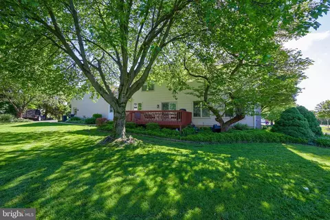 Exterior - 128 Hammersmith Ln, Lititz, PA 17543 photo 4 of 13