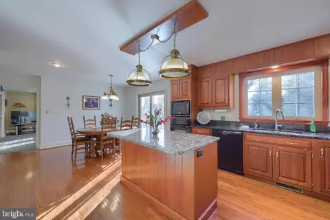 Kitchen - 128 Hammersmith Ln, Lititz, PA 17543 photo 4 of 5