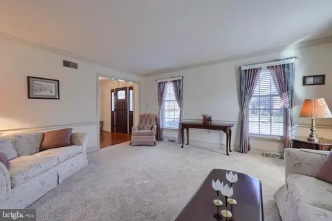 Living - 128 Hammersmith Ln, Lititz, PA 17543 photo 2 of 5