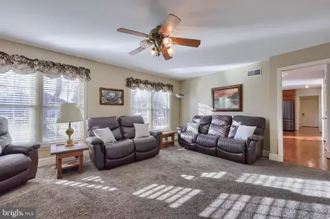 Living - 128 Hammersmith Ln, Lititz, PA 17543 photo 4 of 5