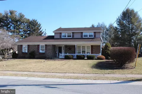 5225 Brook Dr, East Petersburg, PA 17520
