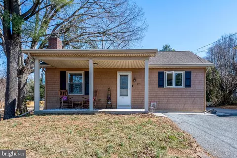 17 Wilson Ave, Leola, PA 17540