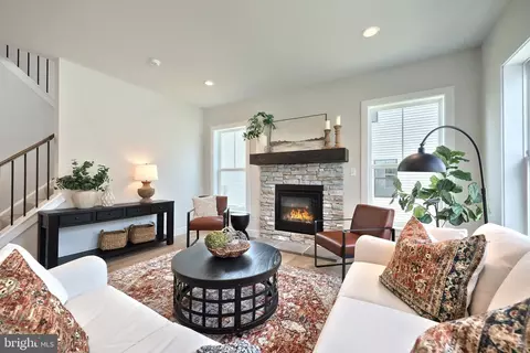 Living - 35 Vista Ct, Lititz, PA 17543 photo 1 of 2