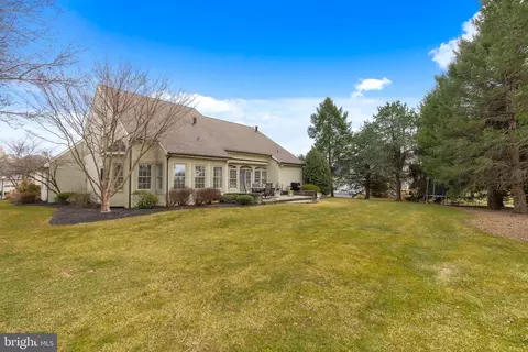 Exterior - 810 Woodfield Dr, Lititz, PA 17543 photo 6 of 7