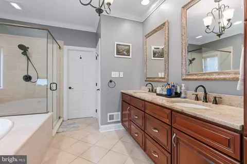 Bath - 810 Woodfield Dr, Lititz, PA 17543 photo 1 of 4