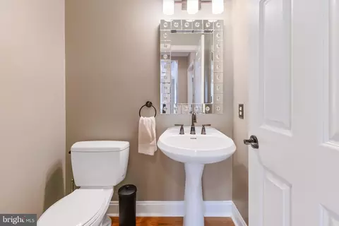 Bath - 810 Woodfield Dr, Lititz, PA 17543 photo 4 of 4