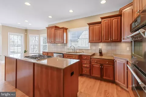 Kitchen - 810 Woodfield Dr, Lititz, PA 17543 photo 2 of 4