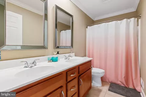 Bath - 810 Woodfield Dr, Lititz, PA 17543 photo 3 of 4