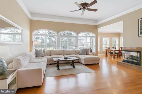 Living - 810 Woodfield Dr, Lititz, PA 17543 photo 2 of 4